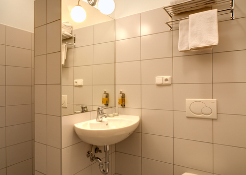 Main bily lev bath