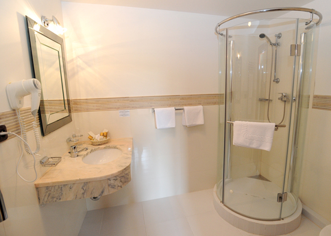 Main elysee  bathroom in triple room